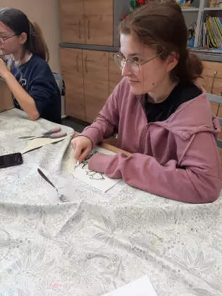 Na zajęciach z rysunku nastolatki tworzą swoje prace.