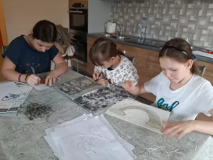 Uczestniczki zajęć tworzą prace plastyczne.