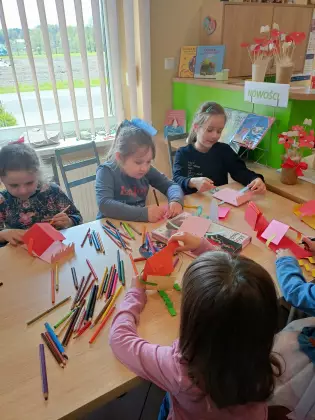 Przedszkolaki tworzą swoje książeczki.