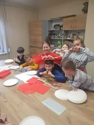 Dzieci pozują do wspólnego zdjęcia.