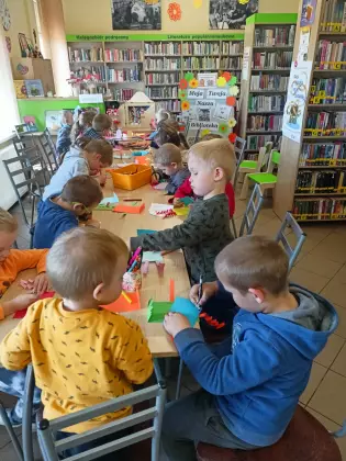 Dzieci tworzą swoje małe książeczki.