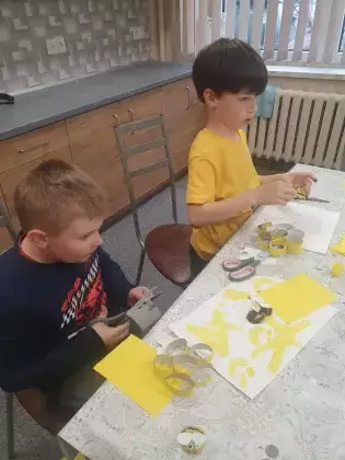 Chłopcy na zajęciach plastycznych wykonują pracę plastyczną.