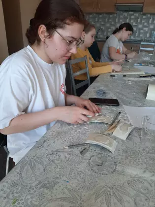 Dziewczyny tworzą prace plastyczne.