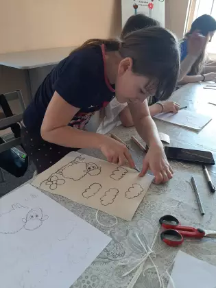 Dziewczyna wycina rysunek.