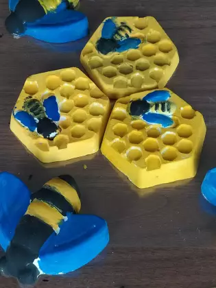 Gipsowe pszczółki pomalowane farbą.