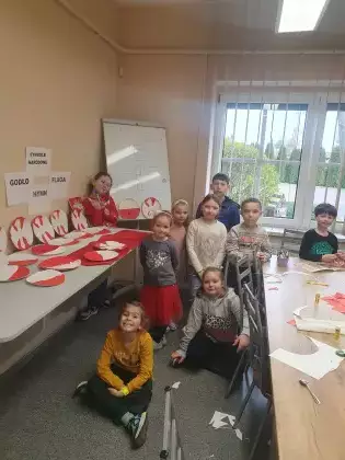 Dzieci pozują do wspólnego zdjęcia.