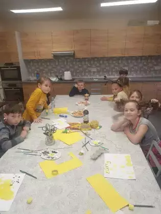 Wspólne zdjęcie w bibliotece.