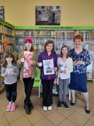 Zdjęcie grupowe po zajęciach plastycznych.