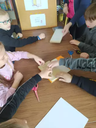 Dzieci wykonują prace plastyczne.