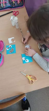 Uczestnik zajęć wykonuje zakładkę do książki z papieru.