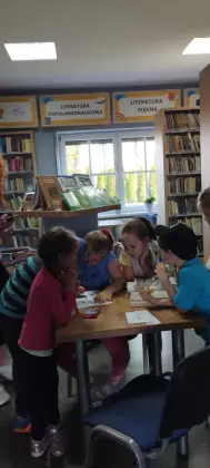 Uczestnicy zajęć rozwiązują krzyżówkę.