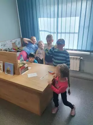 Dzieci pozują do wspólnego zdjęcia.