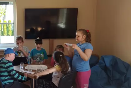 Dzieci rozwiązują zadania grając w podchody.