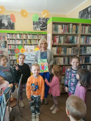 Wspólne zdjęcie po zajęciach bibliotecznych.