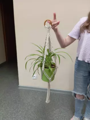 Uczestniczka ze swoim wyplecionym kwietnikiem.