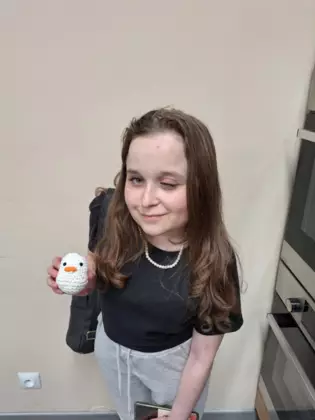 Uczestniczka zajęć ze swoją szydełkową pracą.