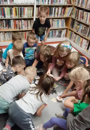 Przedszkolaki rozwiązują zagadki związane z tematem zajęć.