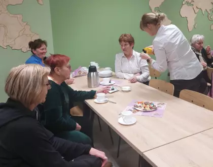 Prowadząca rozlewa sok aloesowy