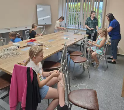 Warsztaty plecenia makramowych kwietników w Pawonkowie