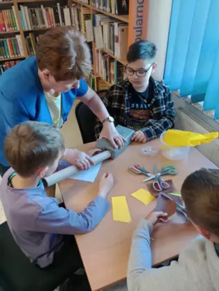 Dzieci i pani bibliotekarka kończą kamerę.