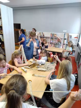 Makramowe warsztaty rodzinne pod nazwą 'Kwietnik dla mamy' w Łagiewnikach Małych