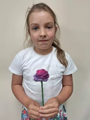 Uczestniczka zajęć ze swoją szydełkową pracą.