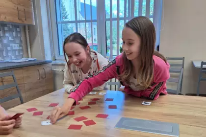 Uczestnicy grają w łąkowe memory.