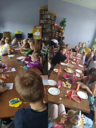 Kolaż zdjęć z zajęć bibliotecznych.
