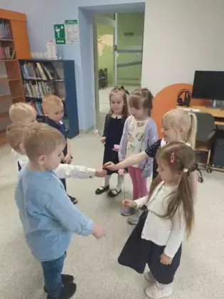 Pasowanie przedszkolaków na czytelników biblioteki w Lisowicach