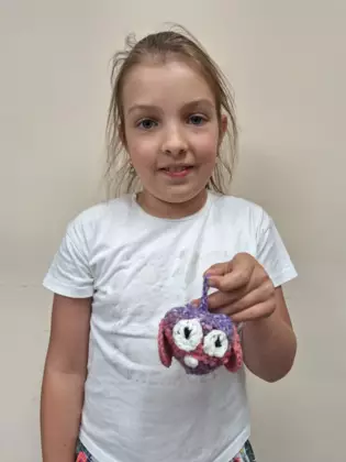 Uczestniczka zajęć ze swoją szydełkową pracą.