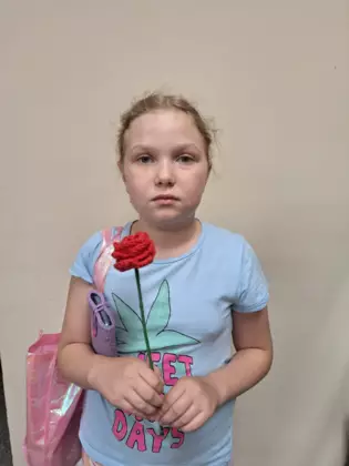 Uczestniczka zajęć ze swoją szydełkową pracą.