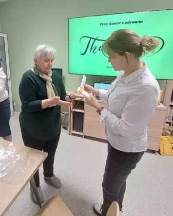 Uczestniczka korzysta z kremu z dodatkiem aloesu