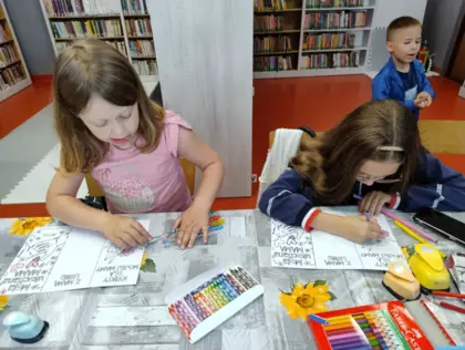 Dzieci kolorują obrazki dla mamy.