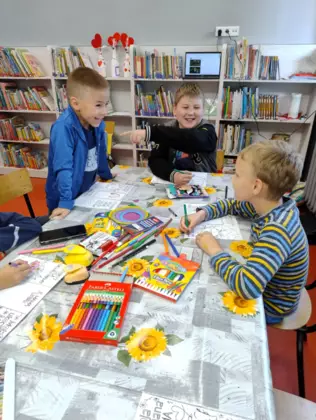 Chłopcy kolorują obrazki dla mamy.