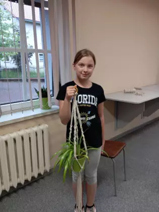 Uczestniczka ze swoim wyplecionym kwietnikiem.