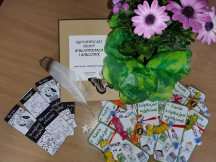 Prezent z okazji Dnia Bibliotekarza - kwiaty i laurka.