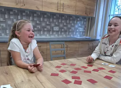 Uczestnicy grają w łąkowe memory.