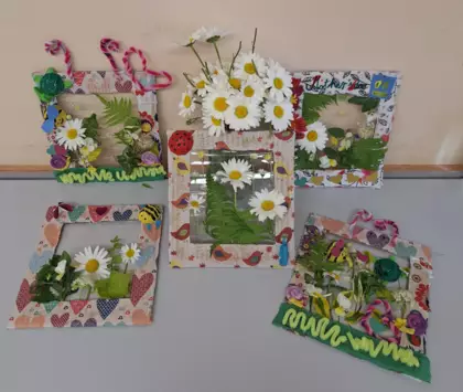 Prace plastyczne dzieci przedstawiające majową łąkę.