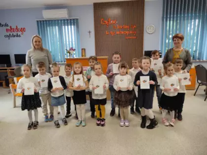 Starszaki se swoimi dyplomami poazują do zdjęcia.