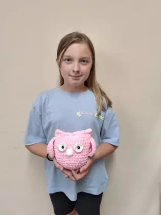 Uczestniczka zajęć ze swoją szydełkową pracą.