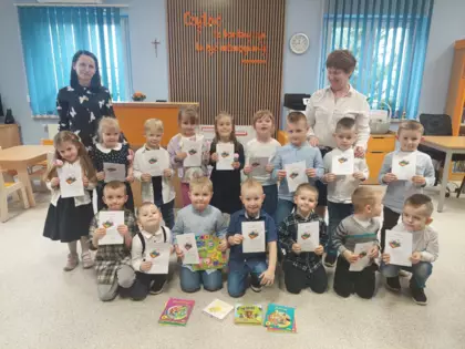 Maluchy ze swoimi dyplomami pozują do zdjęcia