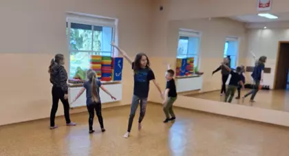 Dzieci biegają po sali udając samoloty.