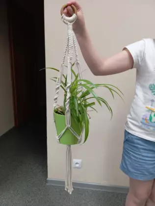 Uczestniczka ze swoim wyplecionym kwietnikiem.