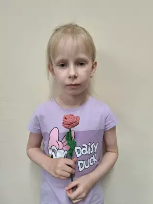 Uczestniczka zajęć ze swoją szydełkową pracą.