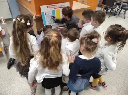 Dzieci rozwiązują krzyżówkę.