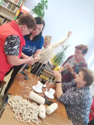 Warsztaty makramowe w Gwoździanach.