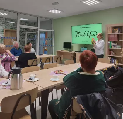 Uczestnicy słuchają prezentacji na temat aloesu