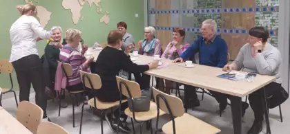 Uczestnicy próbją soku aloesowego