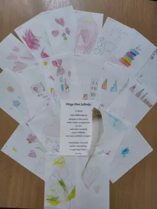 Obrazki oraz laurka dla Pani bibliotekarki przygotowana przez przedszkolaki.