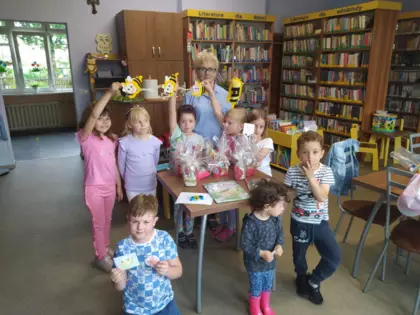 Wspólne zdjęcie po zajęciach bibliotecznych.